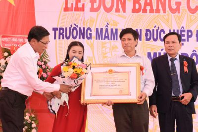 Một số hình ảnh của cán bộ, giáo viên, nhân viên, phụ huynh, học sinh tham dự đón bằng công nhận trường mầm non Đức Hiệp đạt chuẩn Quốc gia mức độ 1.