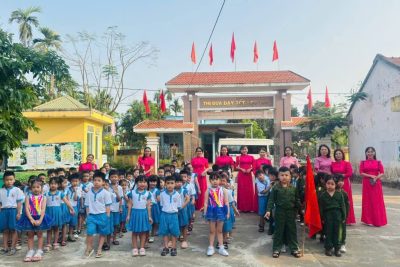 🥰🥰🥰 🌈 HOẠT ĐỘNG THAM QUAN TRƯỜNG TIỂU HỌC CỦA CÁC BÉ 5 TUỔI – TRƯỜNG MN ĐỨC HIỆP 🌈 Hôm nay, các bạn nhỏ 5 tuổi Trường Mầm non Đức Hiệp đã có một chuyến tham quan thật ý nghĩa tại trường tiểu học. Ngay từ những bước chân đầu tiên, các bé đã vô cùng phấn khởi, háo hức khám phá môi trường học tập mới. Chương trình diễn ra với nhiều nội dung hấp dẫn: các tiết mục văn nghệ vui tươi, tham quan thư viện với rất nhiều sách hay, khám phá các lớp học khang trang và làm quen với không gian học tập của anh chị tiểu học. Qua hoạt động này, các bé không chỉ được trải nghiệm thực tế mà còn thêm tự tin, sẵn sàng bước vào lớp Một với niềm vui và sự mong chờ. 🌟 Một ngày thật đáng nhớ với thật nhiều tiếng cười và kỷ niệm đẹp! 💖 Chúc các con luôn chăm ngoan, mạnh dạn và học thật tốt trong chặng đường sắp tới!