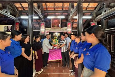Hướng tới kỷ niệm 79 năm Ngày Thương binh – Liệt sĩ (27/7/1947 – 27/7/2026), trong những ngày vừa qua, Chi đoàn Trường Mầm non Đức Hiệp phối hợp với Chi đoàn trường THCS Đức Hiệp,  chi đoàn Thôn An Lập, chi đoàn thôn Đức Hiệp đã tổ chức ra quân dọn vệ sinh tại Nghĩa trang Liệt sĩ Đức Hiệp. Với lòng thành kính và biết ơn sâu sắc đối với các anh hùng liệt sĩ, đoàn viên thanh niên đã tích cực tham gia quét dọn, thu gom rác thải, phát quang cỏ dại, chỉnh trang khuôn viên Nghĩa trang Liệt sĩ, góp phần tạo cảnh quan xanh – sạch – đẹp, chuẩn bị chu đáo cho các hoạt động tưởng niệm nhân dịp 27/7. Bên cạnh đó, Trường mầm non Đức Hiệp còn phối hợp với ban dân chính thôn An Lập, trường tiểu học Đức Hiệp đến thăm và tặng quà tại Di tích nhà thờ tộc họ Nguyễn và nhà ông Nguyễn Chí  Đây là những hoạt động mang ý nghĩa thiết thực nhằm giáo dục truyền thống yêu nước, bồi đắp đạo lý “Uống nước nhớ nguồn”, “Đền ơn đáp nghĩa”, đồng thời phát huy tinh thần xung kích, tình nguyện của tuổi trẻ trong công tác chăm sóc, gìn giữ các công trình ghi công liệt sĩ trên địa bàn.