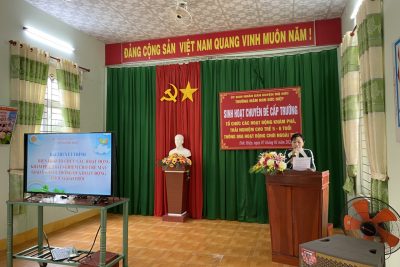 Cán bộ, giáo viên của trường tổ chức Sinh hoạt chuyên đề cấp trường (Tổ chức các hoạt động khám phá, trải nghiệm cho trẻ 5-6 tuổi thông qua hoạt động chơi ngoài trời)
