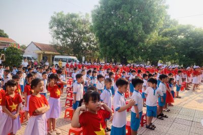 Trẻ 5 tuổi chuẩn bị bước vào lớp 1 là một bước ngoặt vô cùng quan trọng của trẻ. Chính vì vậy, sáng ngày 22/4/2024 trường mầm non Đức Hiệp đã tổ chức cho các cháu mẫu giáo lớn (độ tuổi 5-6 tuổi) tham quan trường Tiểu học Đức Hiệp nhằm tạo cho các cháu được tiếp cận; làm quen với môi trường mới; hình thành và phát triển kỹ năng sống cho trẻ; giúp trẻ mạnh dạn, tự tin; kính yêu các thầy, cô giáo khi bước vào trường Tiểu học.