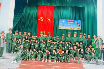 Hướng đến kỷ niệm 81 năm ngày thành lập Quân đội nhân dân Việt Nam (22/12/1944-22/12/2025). Trường Mầm non Đức Hiệp đã tổ chức cho các Bé 5-6 tuổi tham quan tại Trung đoàn 887. Qua hoạt động này giúp cho các cháu có cơ hội được trải nghiệm thực tế về chủ đề “Một số ngành nghề”, tìm hiểu và làm quen với công việc và hoạt động của các chú bộ đội. Cung cấp cho trẻ kiến thức và kỹ năng về nghề của chú bộ đội, tên đơn vị, công việc, trang phục, …. Nhằm giúp các bé có tình cảm, gắn bó, yêu thương nhiều hơn đối với người chiến sĩ quân đội nhân dân Việt Nam, có nhận thức và hiểu thêm về cuộc sống sinh hoạt của các chú Bộ đội. Qua đó nâng cao nhận thức, giáo dục biết tôn vinh phẩm chất tốt đẹp của các chú Bộ đội cho chúng ta có cuộc sống yên vui hạnh phúc. Từ đó giúp các bé có ý thức học tập, rèn luyện tích cực để trở thành con ngoan trò giỏi – những bé khỏe bé ngoan. Cũng trong buổi tham quan này trẻ phát huy tính kỉ luật, tích cực tham gia các hoạt động tập thể giúp trẻ thêm yêu mến, gắn bó với các bạn trong lớp, trong trường. Để có được buổi tham quan đầy ý nghia này Nhà trường Chuẩn bị sẵn sàng mọi điều kiện tốt nhất cho chuyến đi của trẻ, tạo cho trẻ không khí vui vẻ thoải mái trong suốt chuyến đi, giúp trẻ mạnh dạn, tự tin khi giao tiếp với các chú bộ đội. Thể hiện lễ phép chào hỏi với các chú bộ đội và người lớn xung quanh. Đảm bảo an toàn tuyệt đối cho trẻ từ lúc đi đến lúc về. Nhà trường xin cảm ơn sự phối hợp từ Trung đoàn 887 và quý bậc phụ huynh học sinh, cùng toàn thể cán bộ, giáo viên, nhân viên trong nhà trường đã tạo điều kiện, dành tình cảm yêu thương cho các Bé. Kính chúc các chú Bộ đội luôn mạnh khỏe, hoàn thành tốt nhiệm vụ được giao!