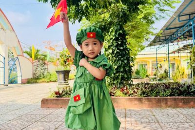 🇻🇳 HÒA CHUNG KHÔNG KHÍ KỶ NIỆM NGÀY 30/4 Giải phóng Miền Nam_ Thống nhất đất nước 🇻🇳  Hòa trong không khí hào hùng của cả nước hướng về lễ kỉ niệm 51 năm ngày thống nhất đất nước. Một mốc son chói lọi trong lịch sử dân tộc, Trường Mầm non Đức Hiệp đã tổ chức nhiều hoạt động ý nghĩa dành cho các bé.  🌼 Các con được tham gia: ✨ Nghe kể chuyện về lịch sử ngày 30/4 với hình thức gần gũi, dễ hiểu ✨ Tham gia các hoạt động vẽ tranh, tô màu lá cờ Tổ quốc ✨ Hát múa những bài ca về quê hương, đất nước ✨ Trải nghiệm các trò chơi tập thể vui tươi, đoàn kết Thông qua các hoạt động, các bé không chỉ được vui chơi mà còn bước đầu hình thành tình yêu quê hương, niềm tự hào dân tộc và lòng biết ơn đối với thế hệ cha anh đã hy sinh vì độc lập, tự do của Tổ quốc. 🌟 Đây cũng là dịp để nhà trường giáo dục truyền thống lịch sử một cách nhẹ nhàng, phù hợp với lứa tuổi mầm non, góp phần nuôi dưỡng những “mầm non tương lai” giàu lòng yêu nước. 💐 Chúc các bé và gia đình có một kỳ nghỉ lễ thật vui vẻ, an toàn và ý nghĩa! #MamNonDucHiep #KyNiem304 #TuHaoDanToc #GiaoDucMamNon